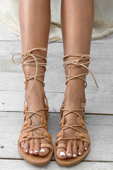 Flache Gladiator-Sandalen mit gekreuzten Riemen und Hohl